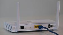 Bild på baksidan av en enklare trådlös router som visar anslutningsmöjligheter.