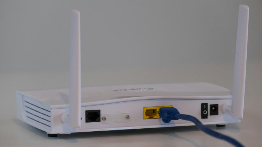 Bild på baksidan av en enklare trådlös router som visar anslutningsmöjligheter.