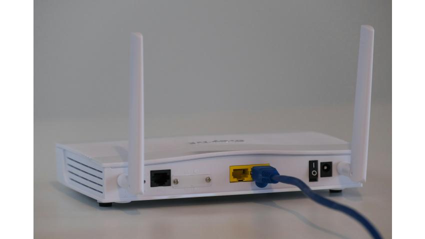Bild på baksidan av en enklare trådlös router som visar anslutningsmöjligheter.